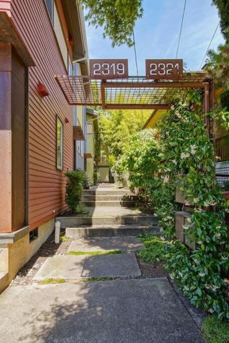 #stayinmydistrict Buckman Spacious Modern Rowhouse Holiday home *