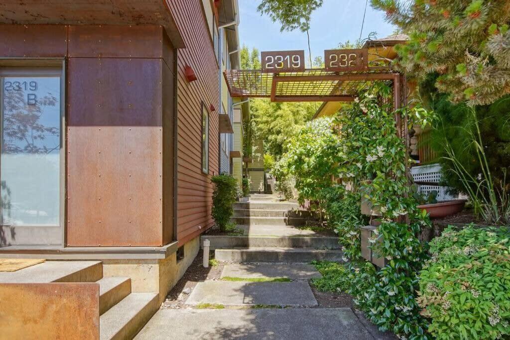 #stayinmydistrict Buckman Spacious Modern Rowhouse Holiday home Portland