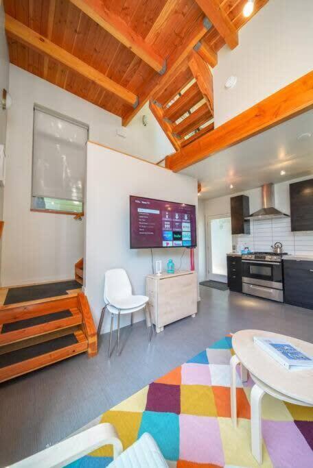 #stayinmydistrict Buckman Spacious Modern Rowhouse Holiday home Portland