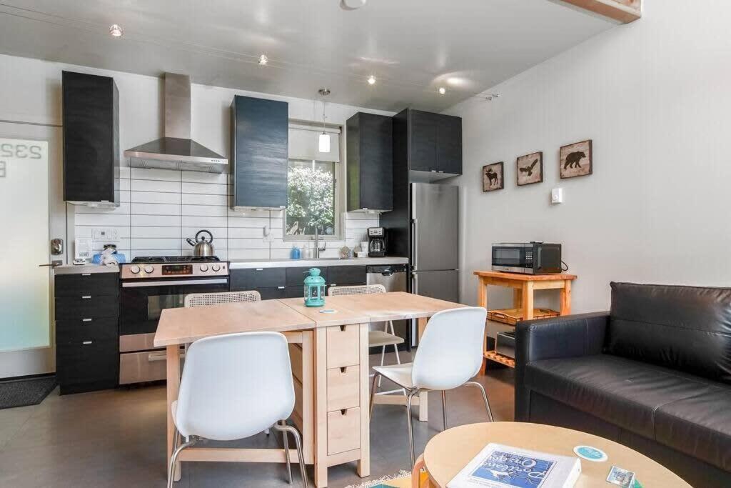 #stayinmydistrict Buckman Spacious Modern Rowhouse Holiday home