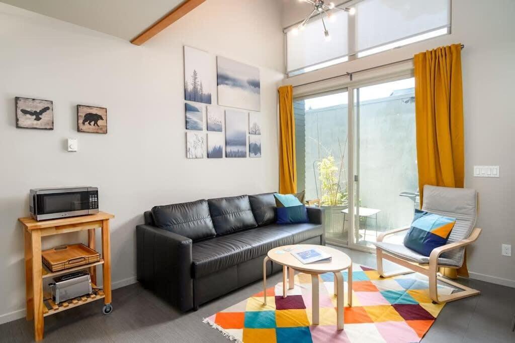 #stayinmydistrict Buckman Spacious Modern Rowhouse Portland